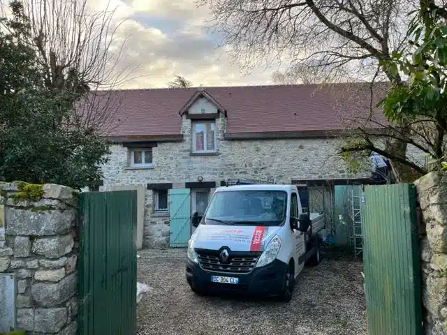 Véhicule de M. Robert devant une maison dans l'Essonne