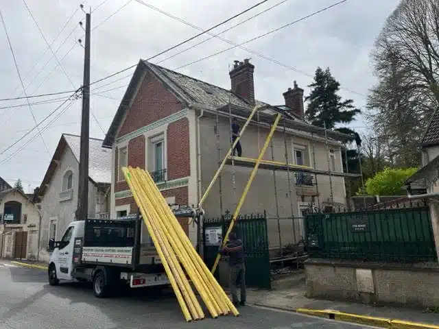 Pose de liteaux sur une toiture dans l'Essonne