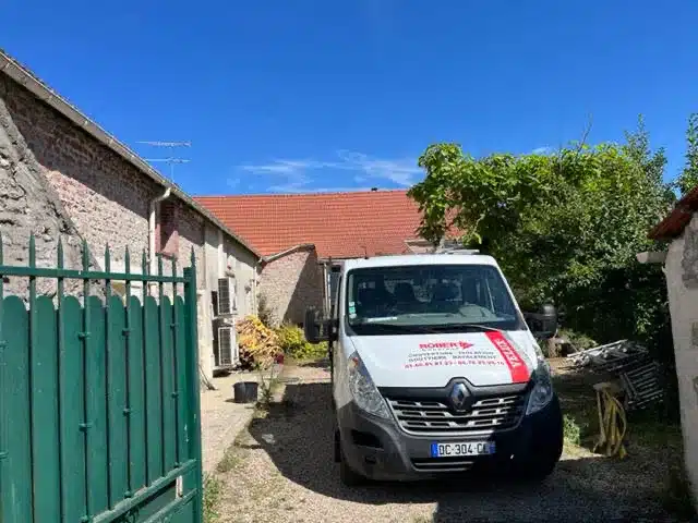 Artisan Couvreur 45 vue sur camion de l'artisan